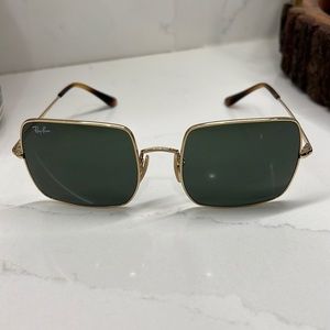 Ray Bans Square 1971 Classic Lenses: Green Classic G-15  +  Frame: Gold